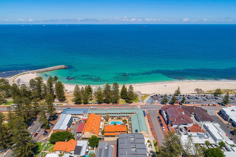 Cottesloe Beach Chalets - Accommodation Gladstone 13