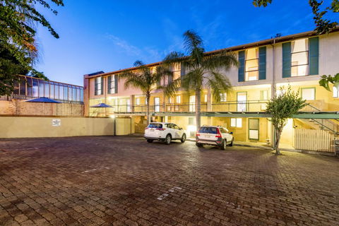 Cottesloe Beach Chalets - Accommodation Gladstone 9