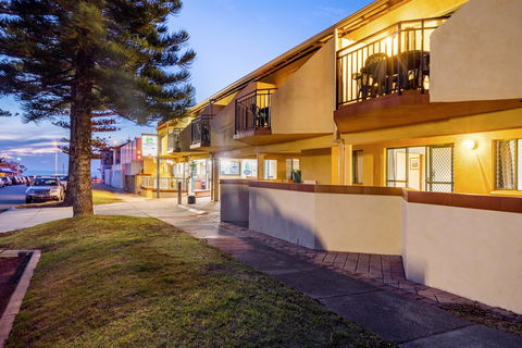Cottesloe Beach Chalets - Accommodation Gladstone 4