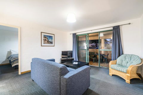 Cottesloe Beach Chalets - Accommodation Gladstone 37