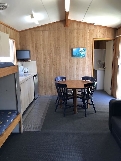 The Aurelian Cabin - Accommodation Gladstone 7