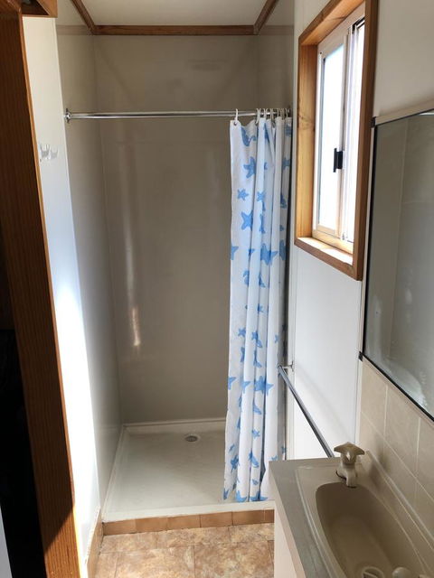 The Aurelian Cabin - Accommodation Gladstone 8