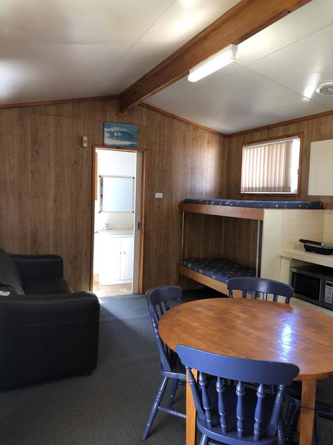 The Aurelian Cabin - Accommodation Gladstone 5