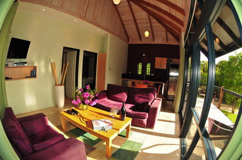 Waterfall Cottages - Accommodation Gladstone 12