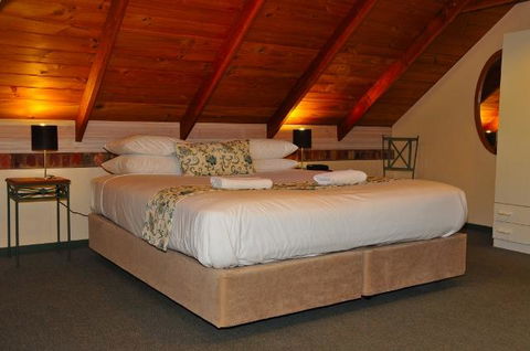 Waterfall Cottages - Accommodation Gladstone 4