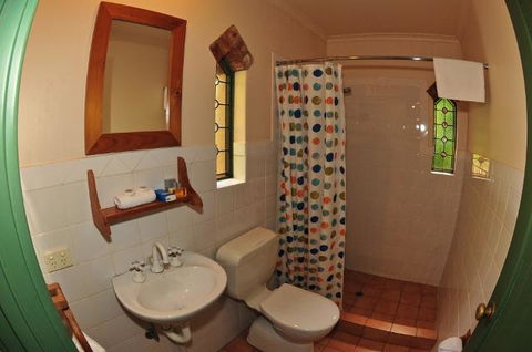 Waterfall Cottages - Accommodation Gladstone 2