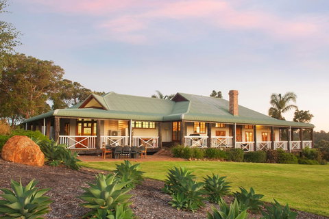 The Farmhouse - Accommodation Gladstone 2