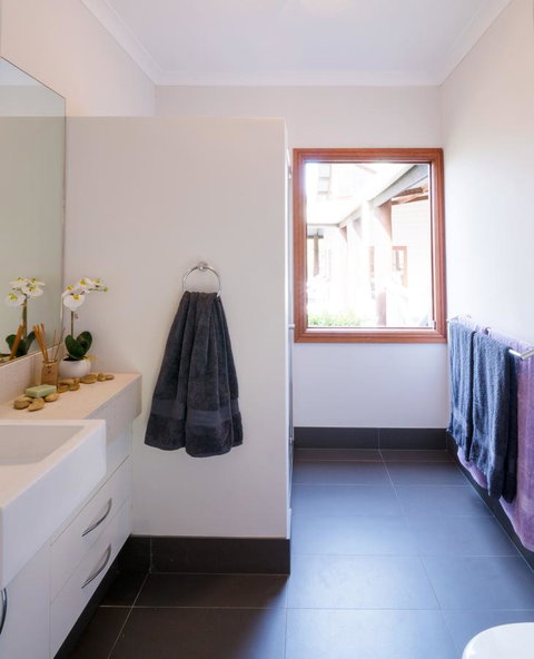 The Farmhouse - Accommodation Gladstone 7
