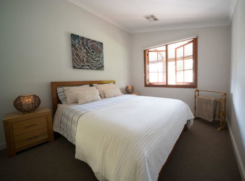 The Farmhouse - Accommodation Gladstone 6