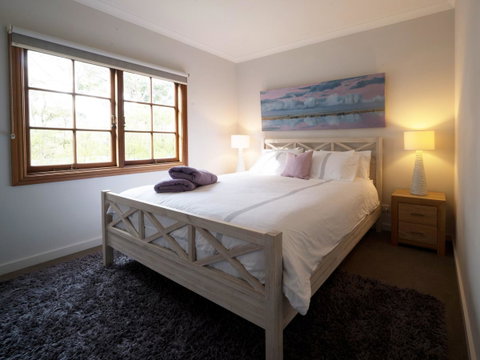 The Farmhouse - Accommodation Gladstone 9