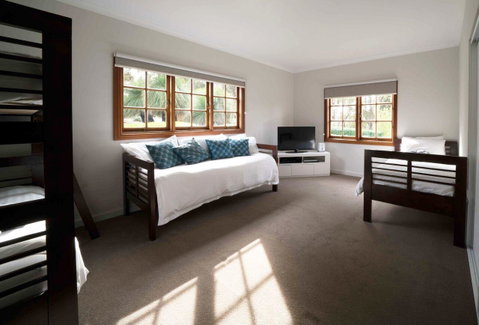 The Farmhouse - Accommodation Gladstone 10