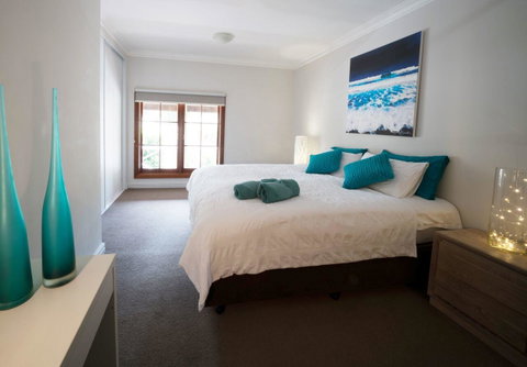 The Farmhouse - Accommodation Gladstone 5
