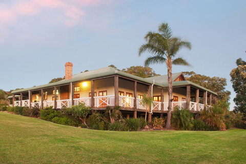 The Farmhouse - Accommodation Gladstone 0