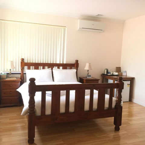 The Royal Dolphin Bed & Breakfast Safety Bay - Accommodation Gladstone 4