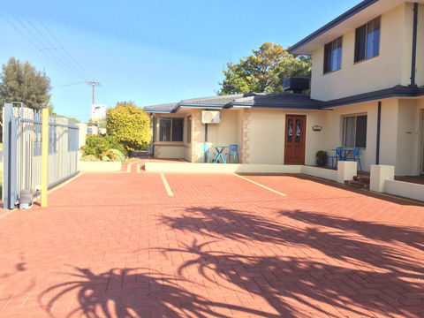The Royal Dolphin Bed & Breakfast Safety Bay - Accommodation Gladstone 7