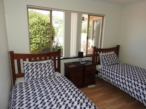 The Royal Dolphin Bed & Breakfast Safety Bay - Accommodation Gladstone 16