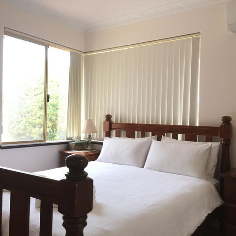 The Royal Dolphin Bed & Breakfast Safety Bay - Accommodation Gladstone 3