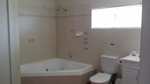 Chalets On Frenchman - Accommodation Gladstone 17