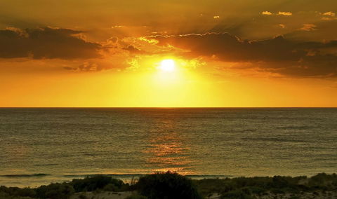 Scarborough & Absolutely Beachfront - Accommodation Gladstone 3