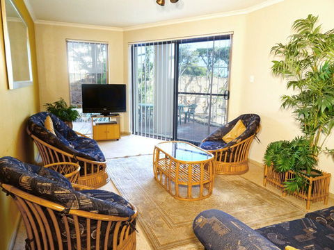 Scarborough & Absolutely Beachfront - Accommodation Gladstone 10