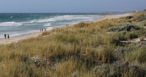 Scarborough & Absolutely Beachfront - Accommodation Gladstone 2