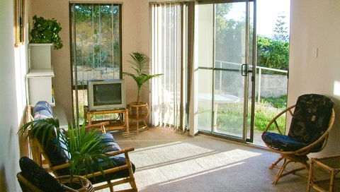 Scarborough & Absolutely Beachfront - Accommodation Gladstone 8