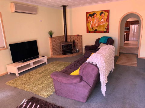 The Cottage That Could - Accommodation Gladstone 5