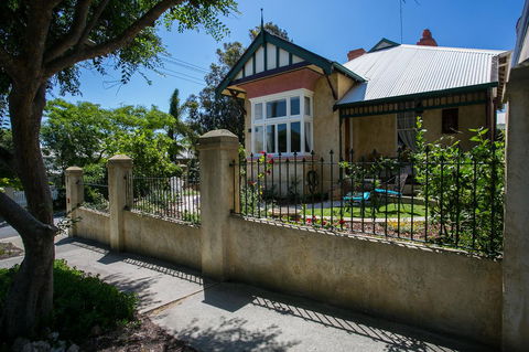 Danum House - Accommodation Gladstone 0