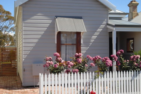 Bluebird Cottage - Accommodation Gladstone 0