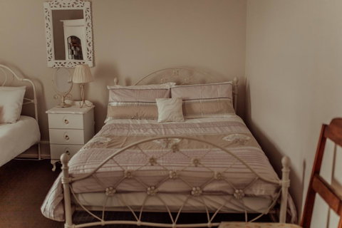 Bluebird Cottage - Accommodation Gladstone 3