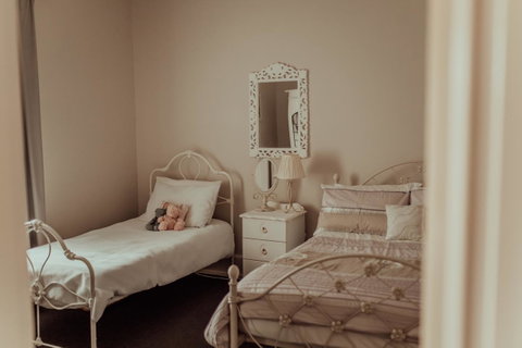 Bluebird Cottage - Accommodation Gladstone 2