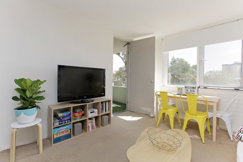 SEA BREEZE â€“ Between Cottesloe Beach & Swan River - Accommodation Gladstone 1