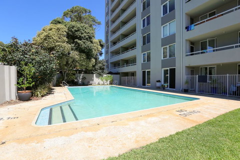 SEA BREEZE â€“ Between Cottesloe Beach & Swan River - Accommodation Gladstone 4