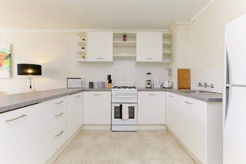SEA BREEZE â€“ Between Cottesloe Beach & Swan River - Accommodation Gladstone 15