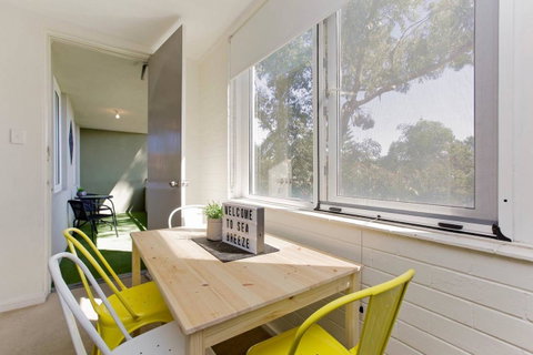 SEA BREEZE â€“ Between Cottesloe Beach & Swan River - Accommodation Gladstone 9