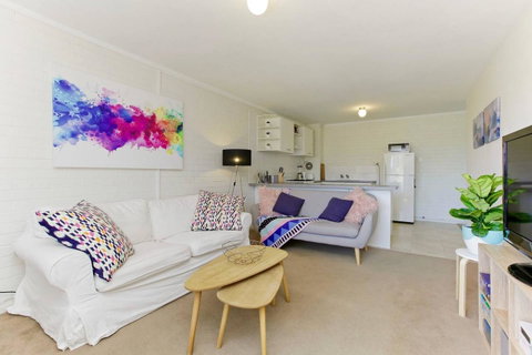SEA BREEZE â€“ Between Cottesloe Beach & Swan River - Accommodation Gladstone 0