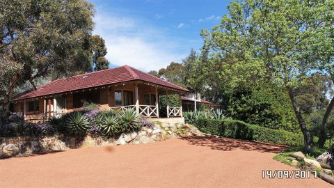 Eleebana Guest House - Accommodation Gladstone 0