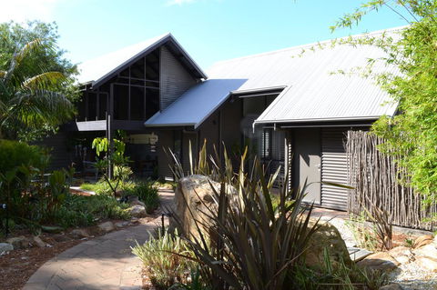 DESIGNER'S STUDIO - Accommodation Gladstone 13