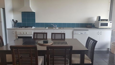 Seaview And Spa At Torbay - Accommodation Gladstone 5