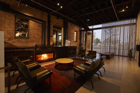 The Premier Mill Hotel - Accommodation Gladstone 0