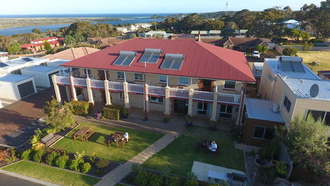 Baywatch Retreat Augusta - Accommodation Gladstone 1