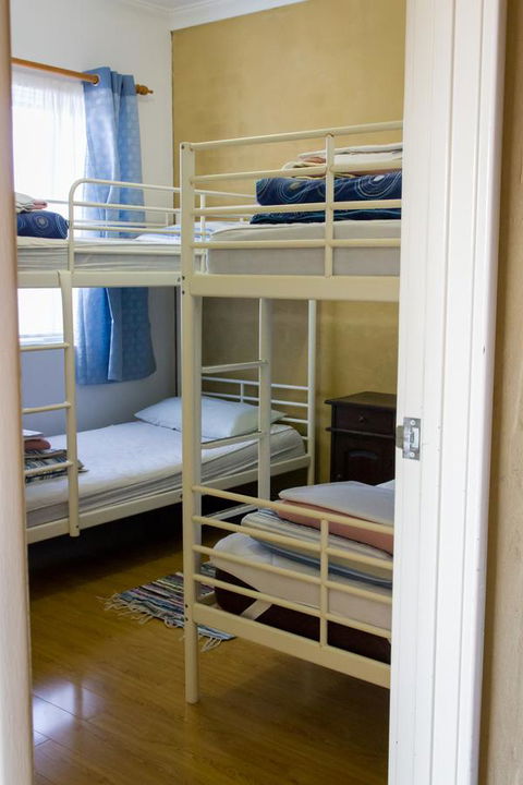 Baywatch Retreat Augusta - Accommodation Gladstone 6