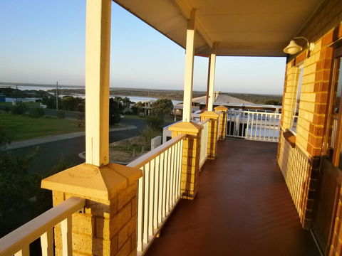 Baywatch Retreat Augusta - Accommodation Gladstone 26