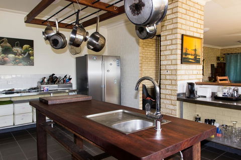 Baywatch Retreat Augusta - Accommodation Gladstone 4