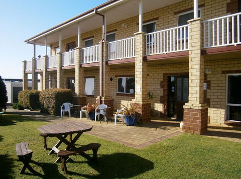 Baywatch Retreat Augusta - Accommodation Gladstone 0