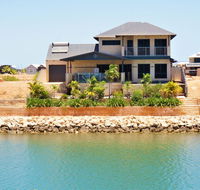 27 Corella Court - Exquisite Marina Home With a Pool and Wi-Fi - Accommodation Gladstone