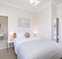 Light bright quality river views Free parking - Accommodation Gladstone