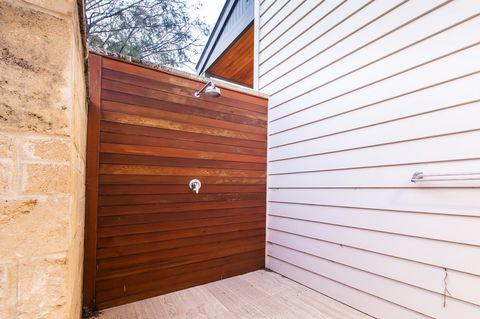 Arthouse - Accommodation Gladstone 10