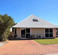 Osprey Holiday Village Unit 103/1 Bed - Perfect short stay apartment with King size bed - Accommodation Gladstone