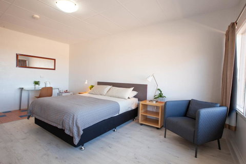 EUCLA MOTOR HOTEL - Accommodation Gladstone 25